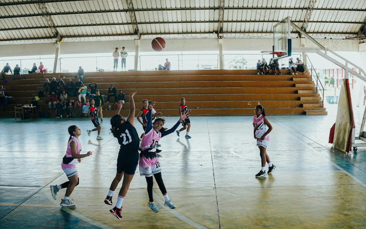 Action pendant un match de basket féminin