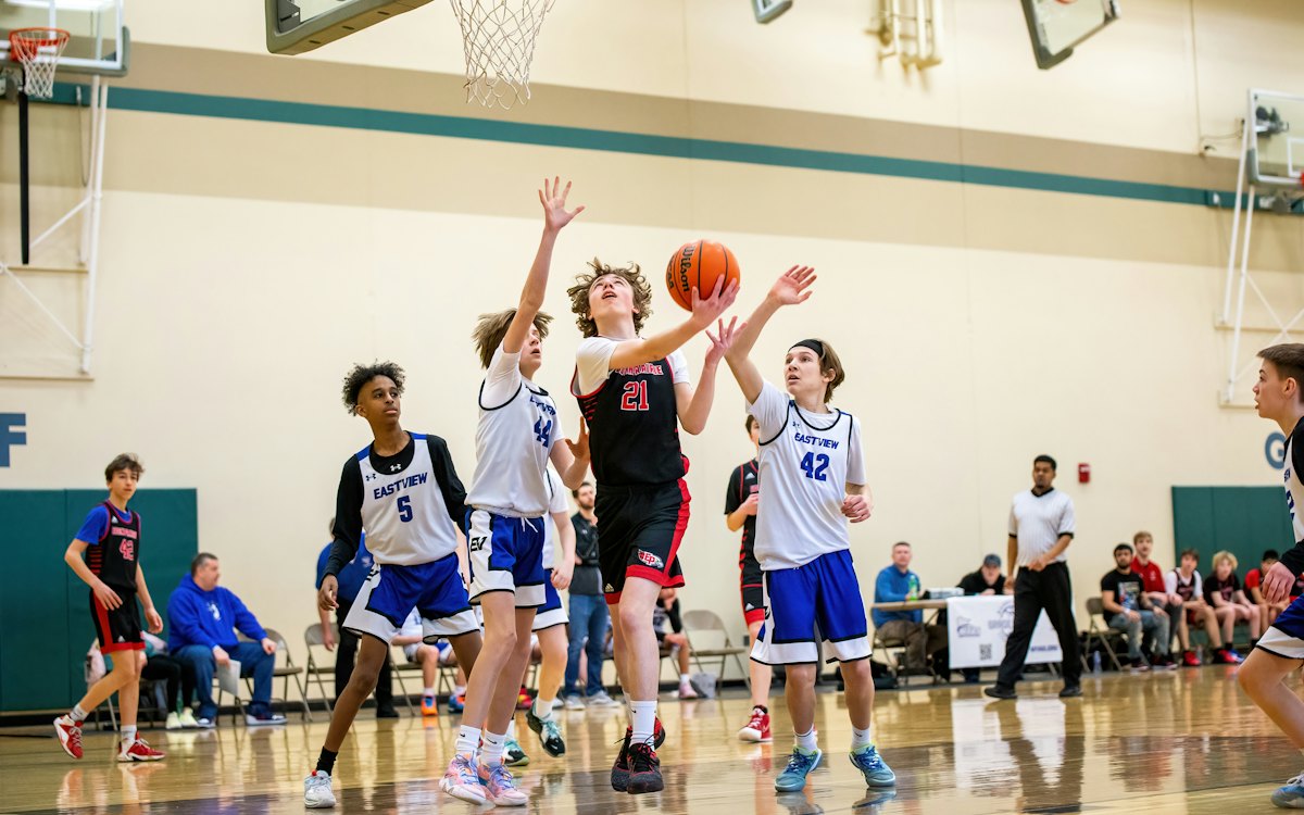 Jeunes joueurs pendant un match de basket