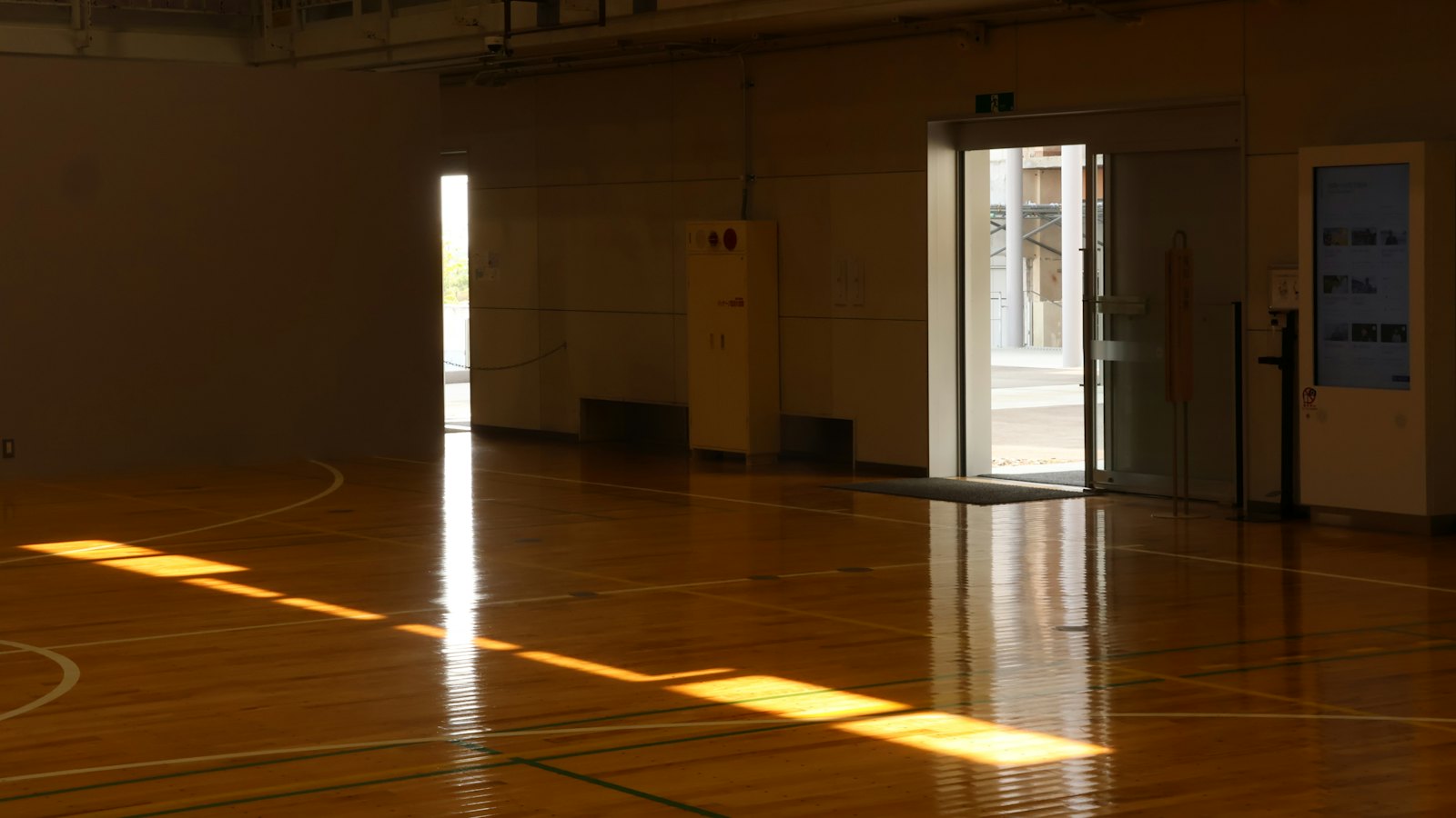 Gymnase de basket éclairé par la lumière du jour