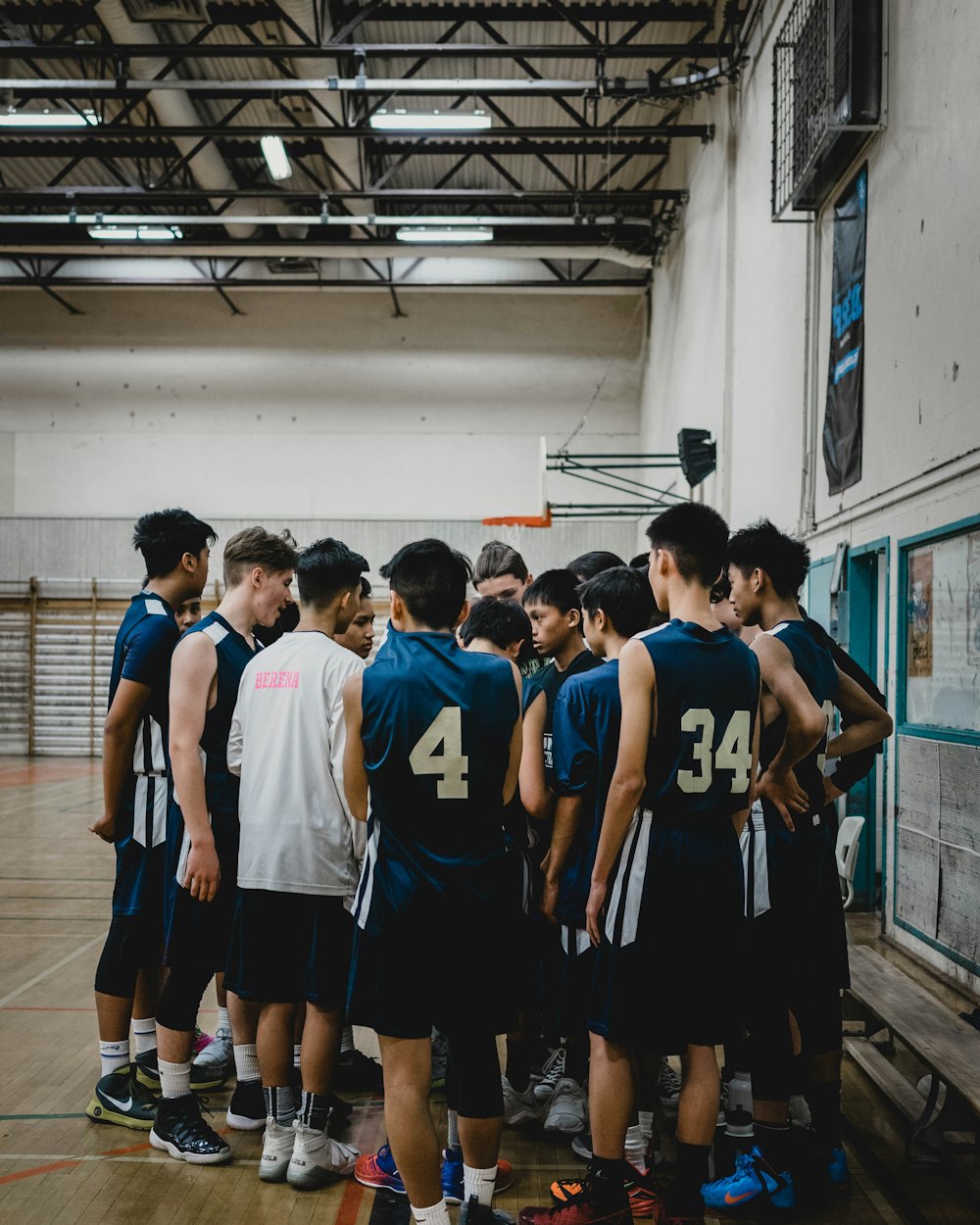 Équipe de basket réunie au bord du terrain