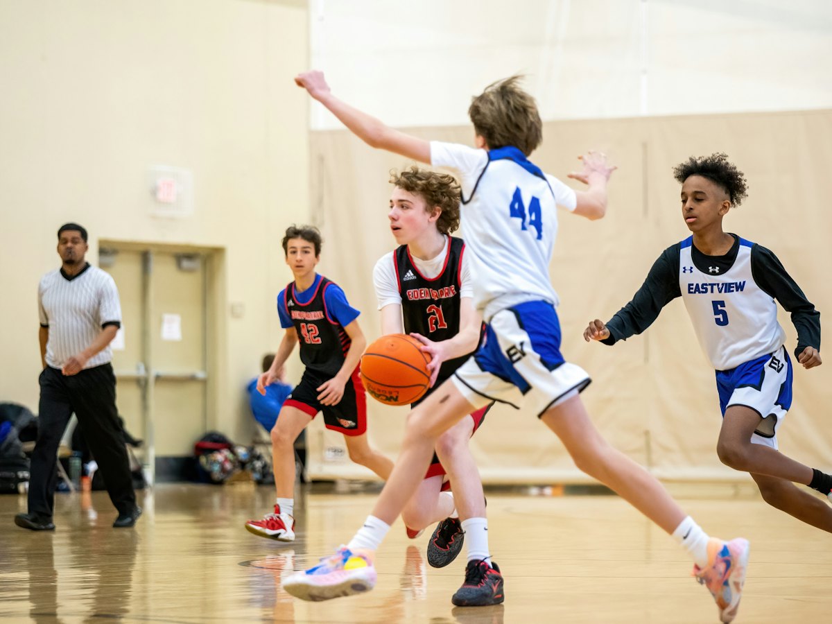 Jeunes joueurs pendant un match de basket en salle