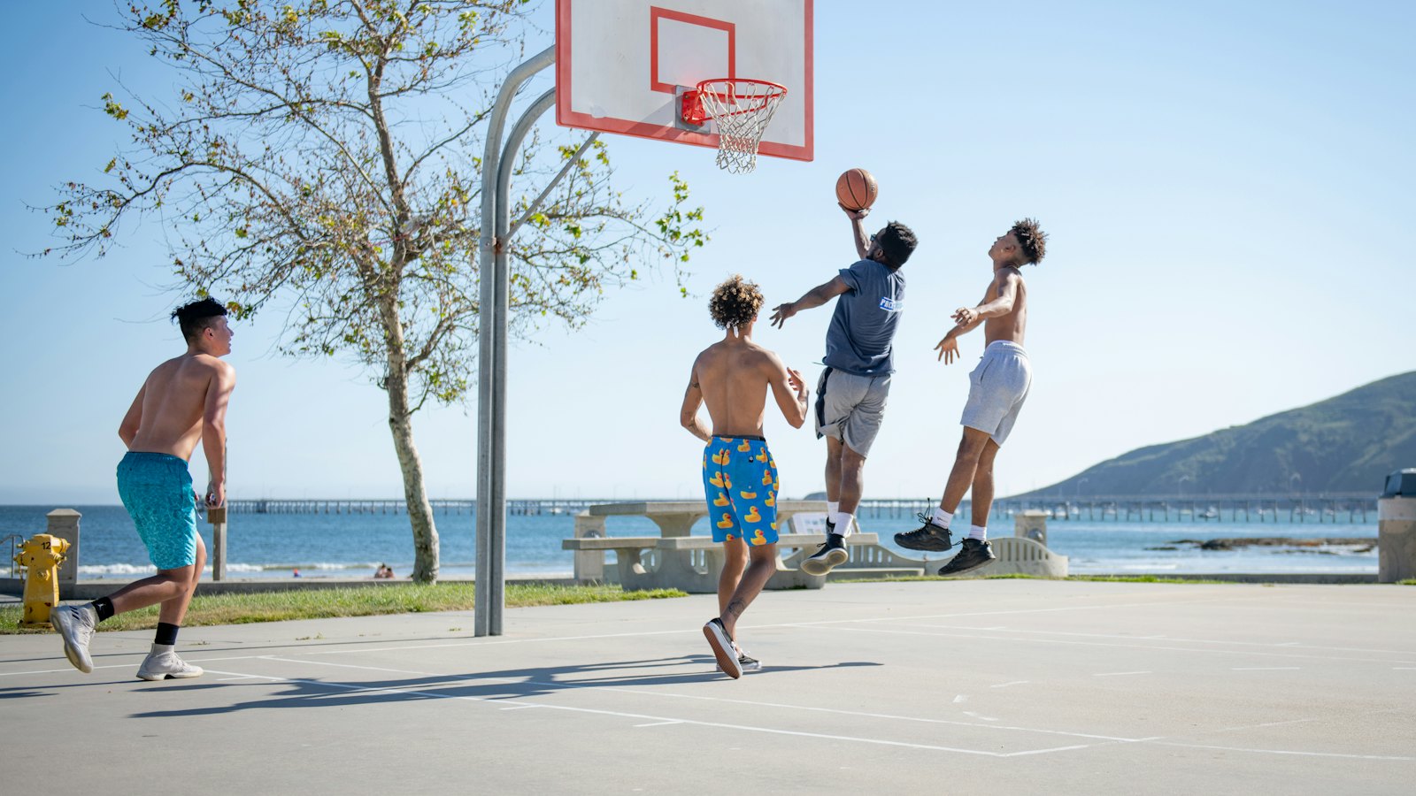 Joueurs sur un terrain de basket extérieur