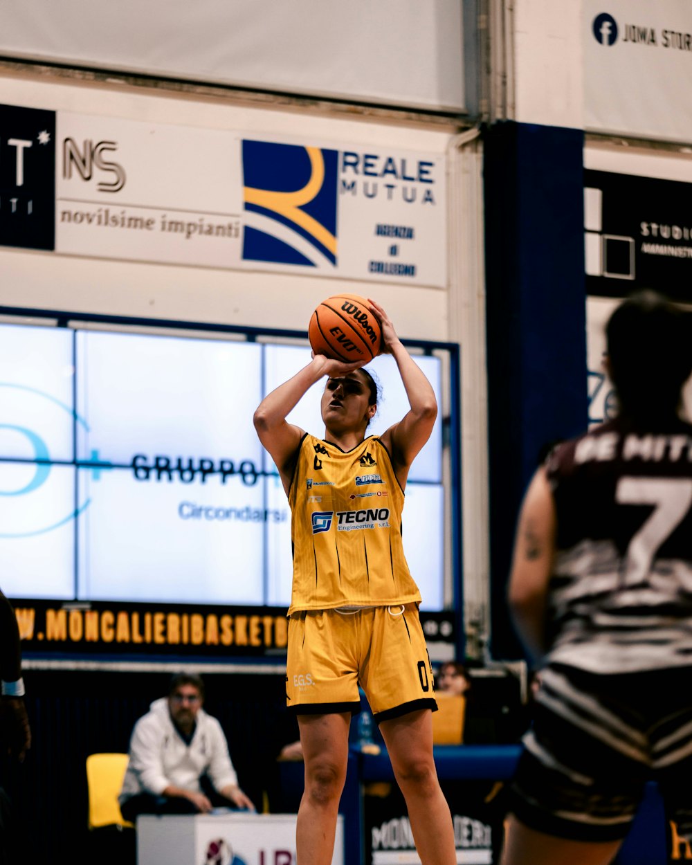 Joueuse de basket au tir pendant un match